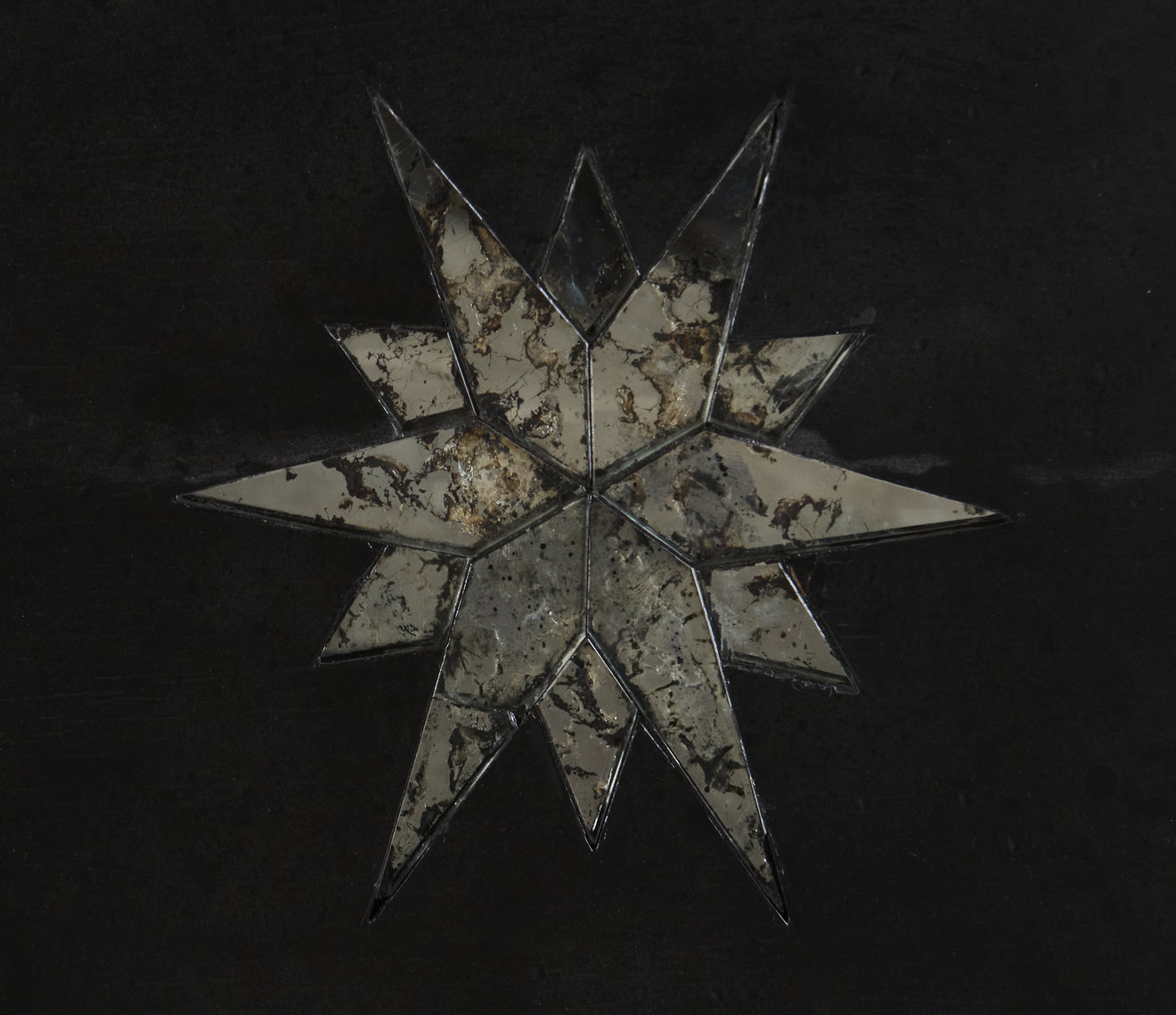 MITO BLOCK CENTER TABLE WITH MIRROR STAR CENTER