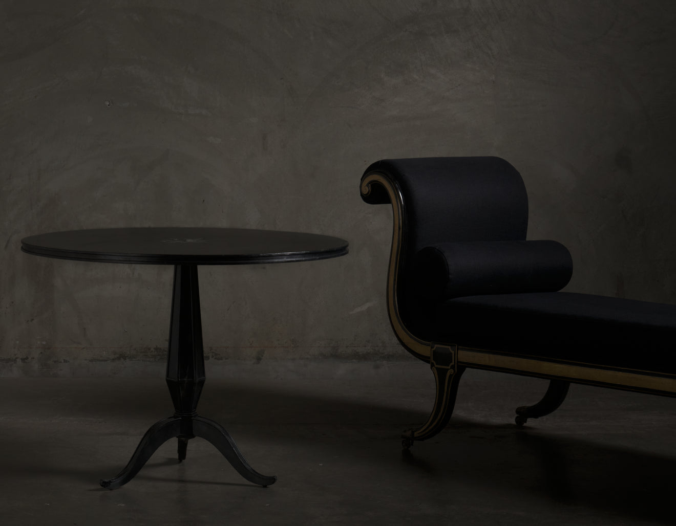 MITO BLOCK CENTER TABLE WITH MIRROR STAR CENTER