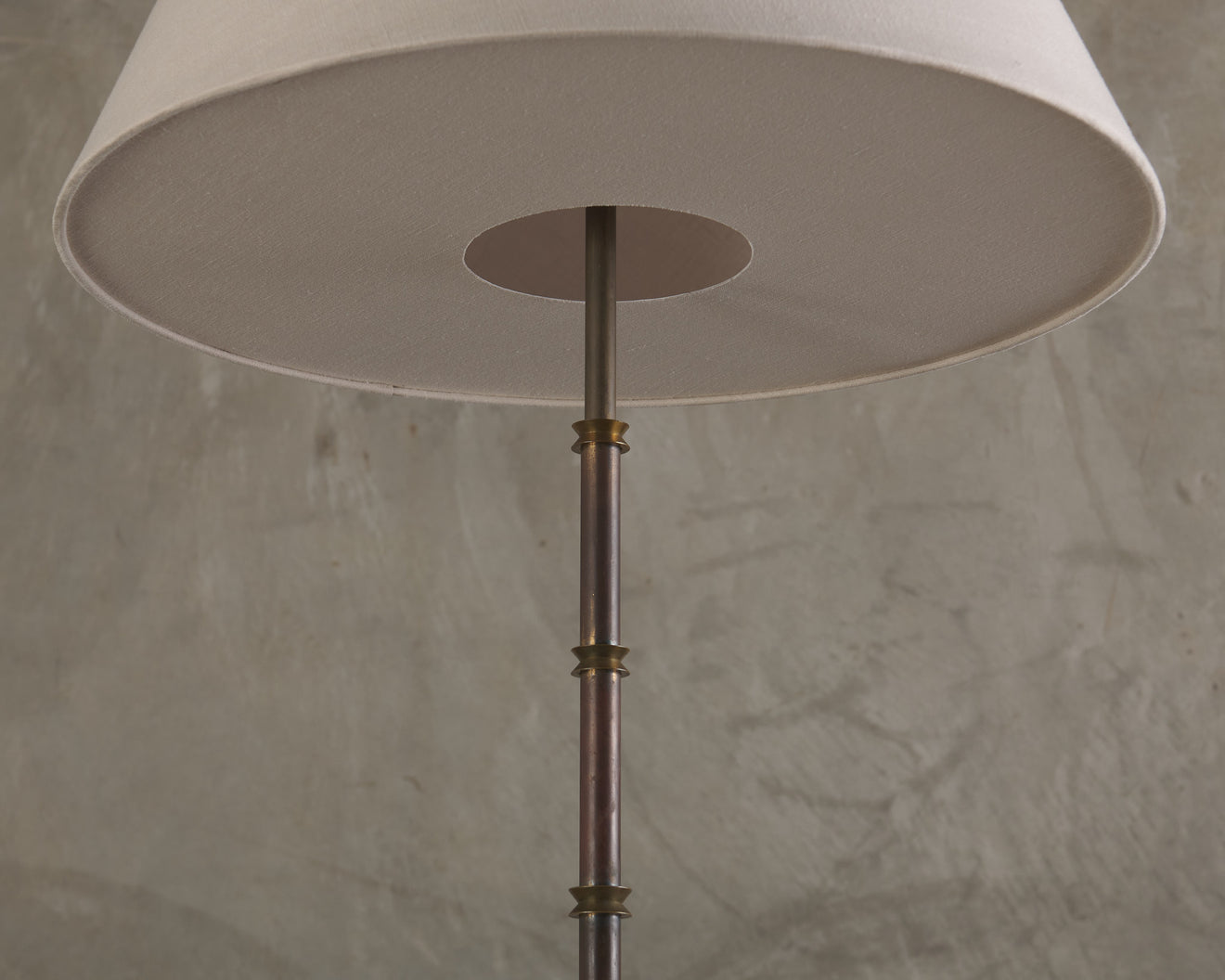 MODERNE BRASS FLOOR LAMP, 20TH C