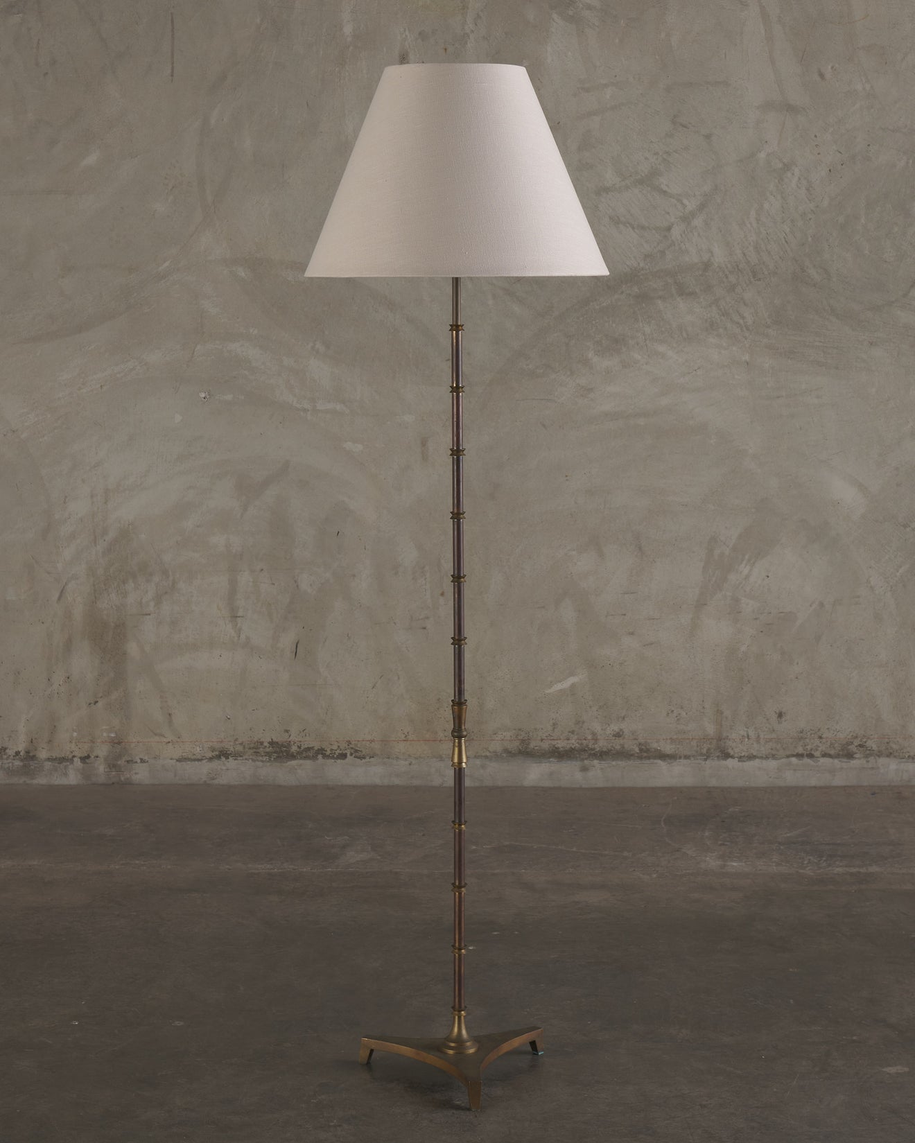 MODERNE BRASS FLOOR LAMP, 20TH C