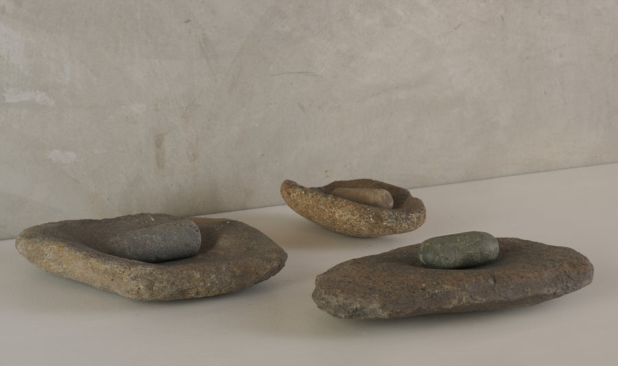 NATIVE AMERICAN GRINDING STONE(S) / METATE & MANO
