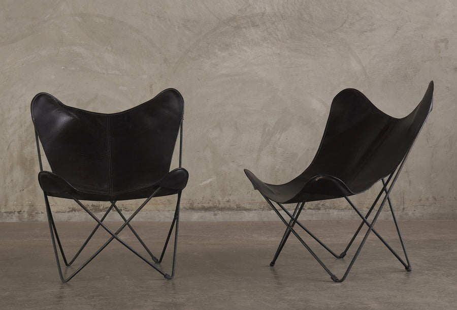 PAIR OF BUTTERFLY LOUNGE CHAIRS, 20TH C