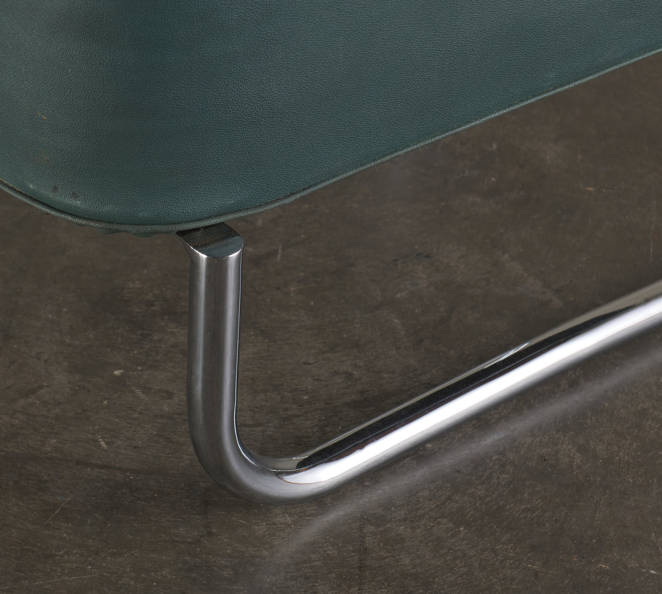 PAIR OF MACHINE AGE LOUNGE CHAIR WITH ORIGINAL UPHOLSTERY, 1930S