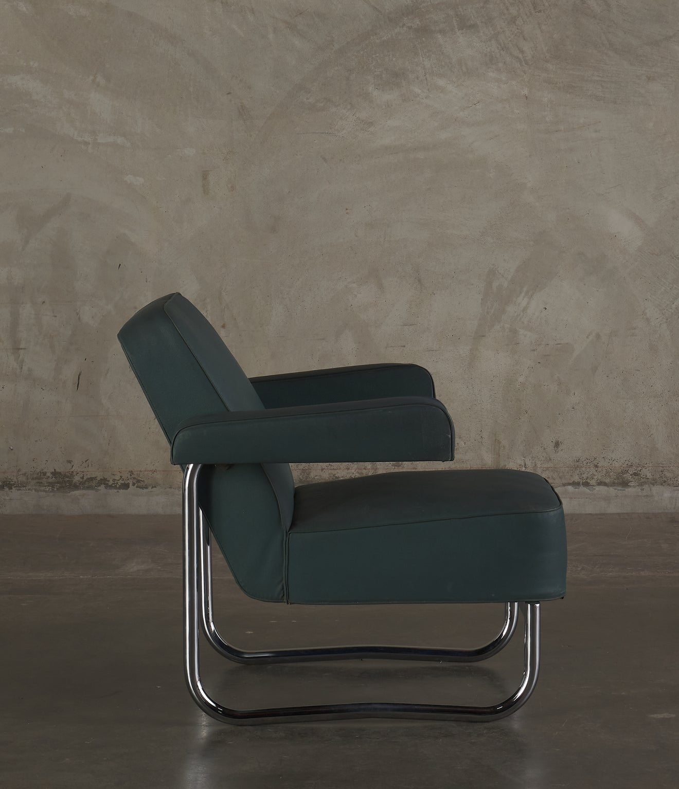 PAIR OF MACHINE AGE LOUNGE CHAIR WITH ORIGINAL UPHOLSTERY, 1930S