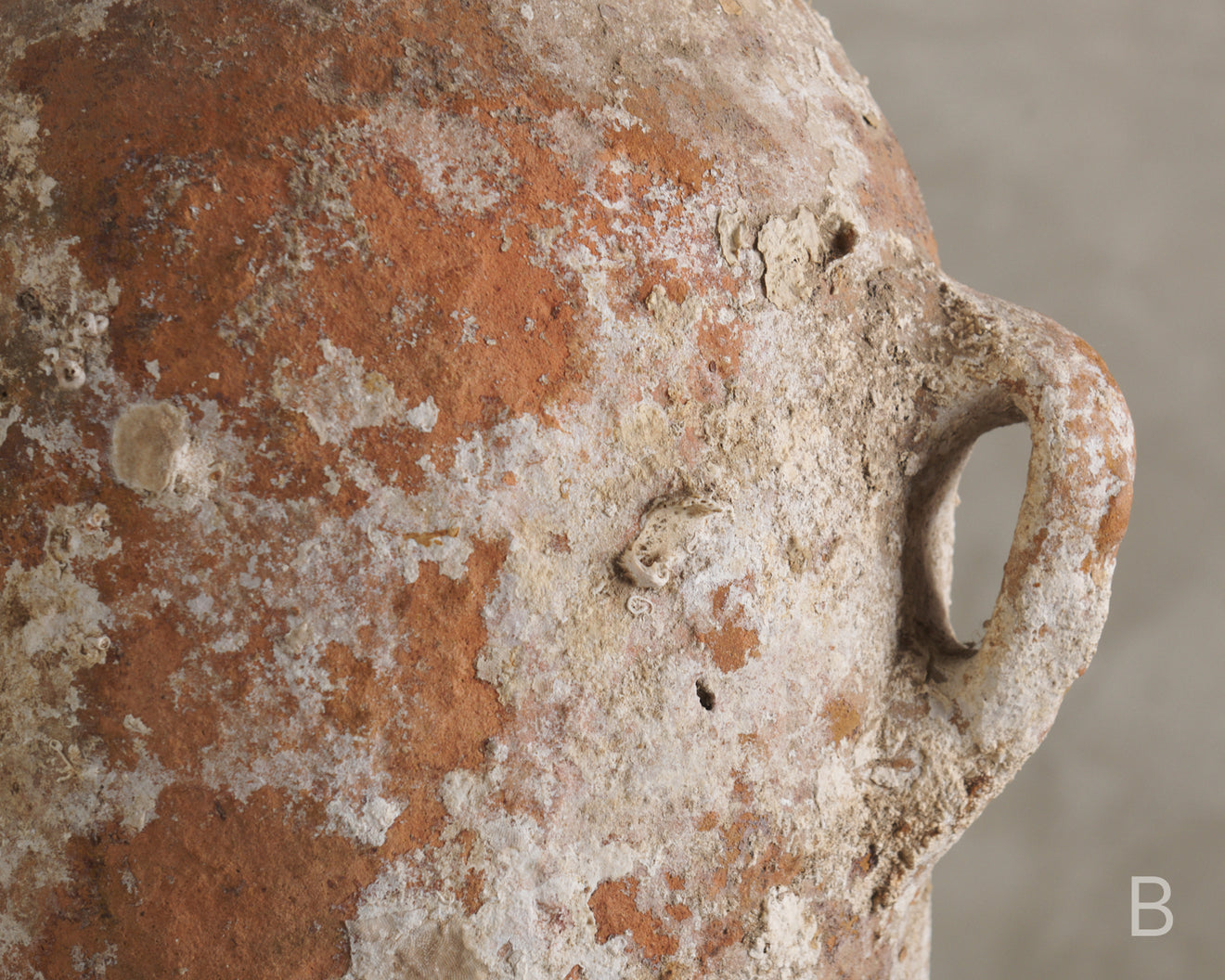 ROMAN POTTERY TRANSPORT AMPHORA, CIRCA 1ST CENTURY AD