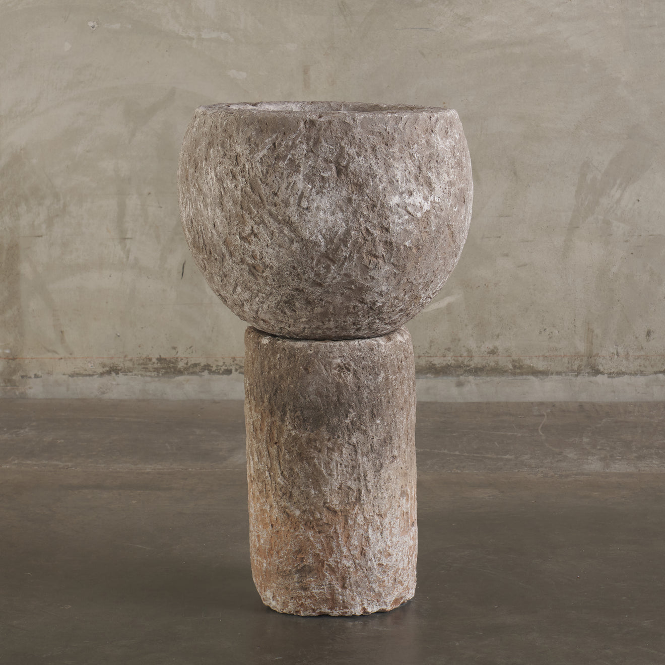 ROUND STONE BASIN ON PILLAR