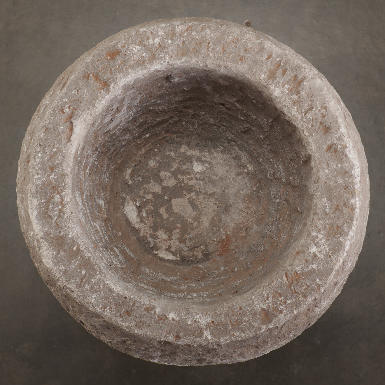 ROUND STONE BASIN ON PILLAR