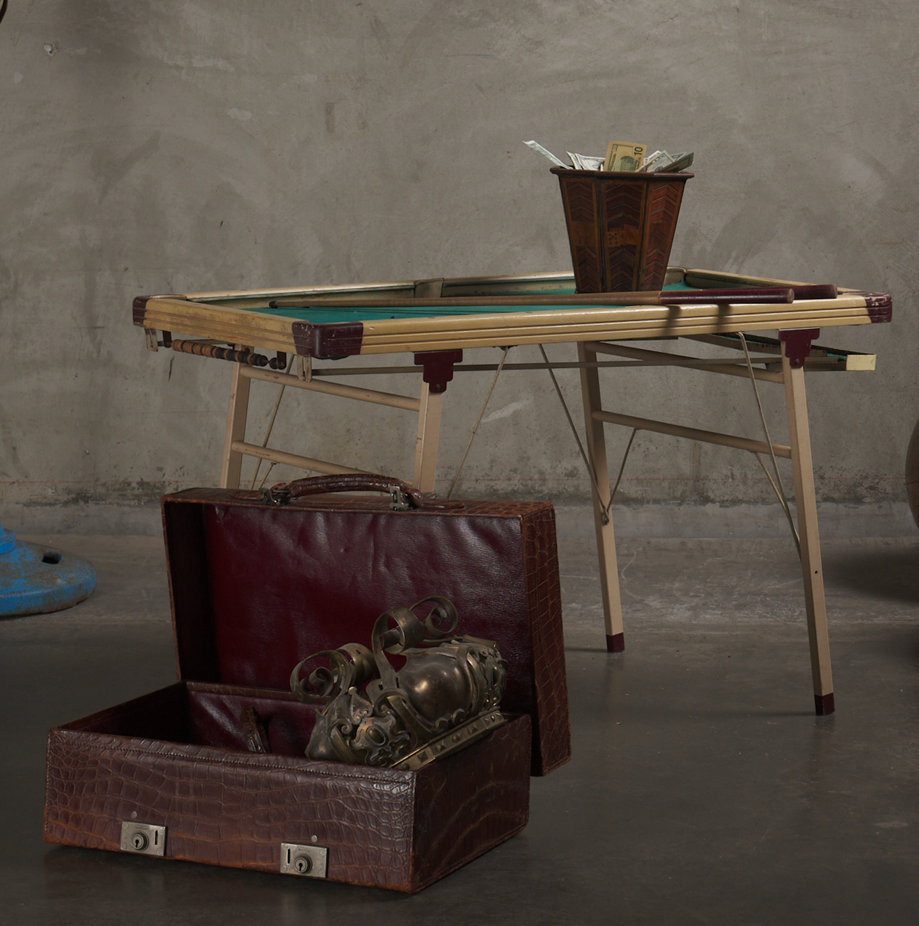 ANTIQUE EXPANDABLE CROCODILE SUITCASE, EARLY 20th C